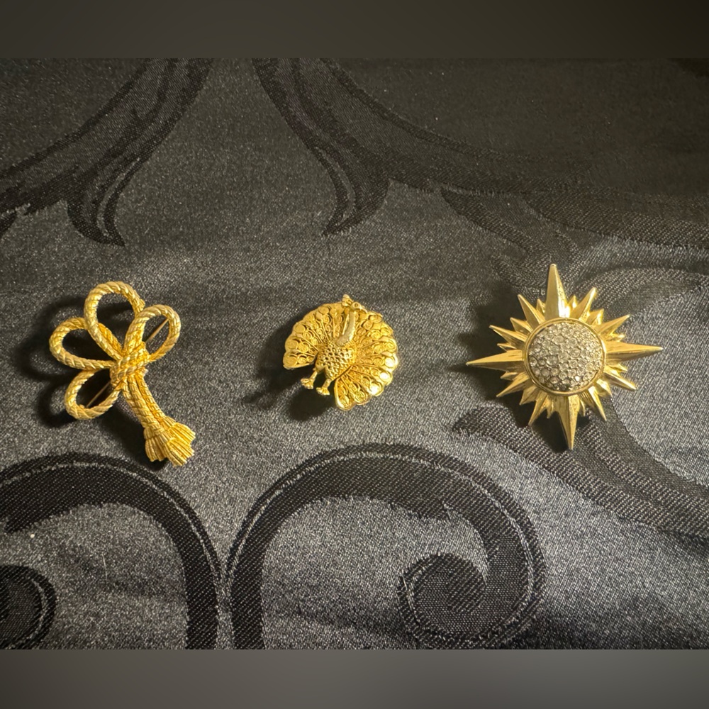 Set of 3 vintage gold plated antique brooches.